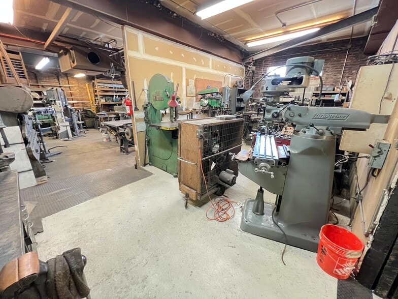 More Photos Of 1438-1442 Light St, Baltimore Showroom For Sale