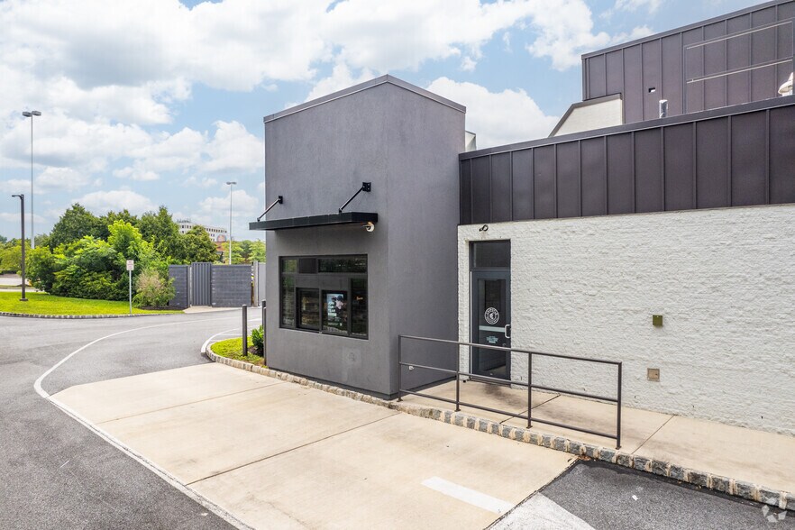 More Photos Of 550 W Germantown Pike, Plymouth Meeting Bank For Lease