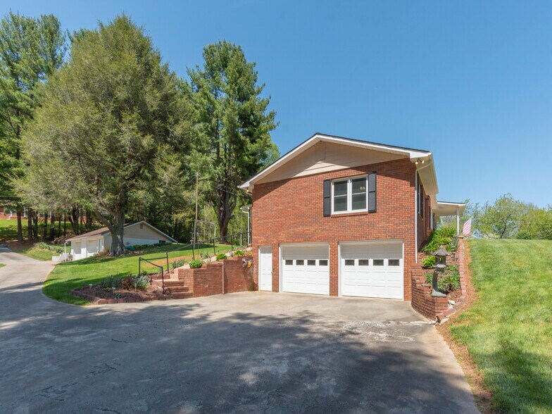 More Photos Of 96 Tower Ln, Waynesville Office For Sale