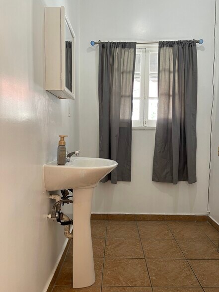 More Photos Of 7473 Melrose Ave, West Hollywood Storefront Retail Office For Lease