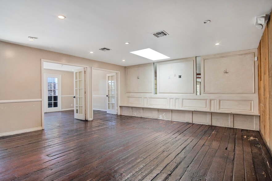 More Photos Of 10820 Ventura Blvd, Studio City Restaurant For Sale