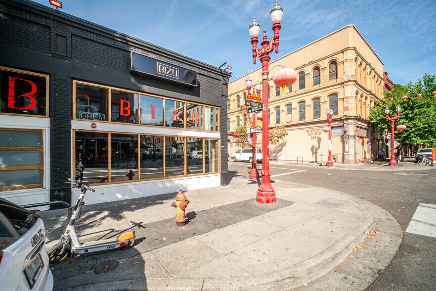 More Photos Of 35 NW 3rd Ave, Portland Bar For Sale