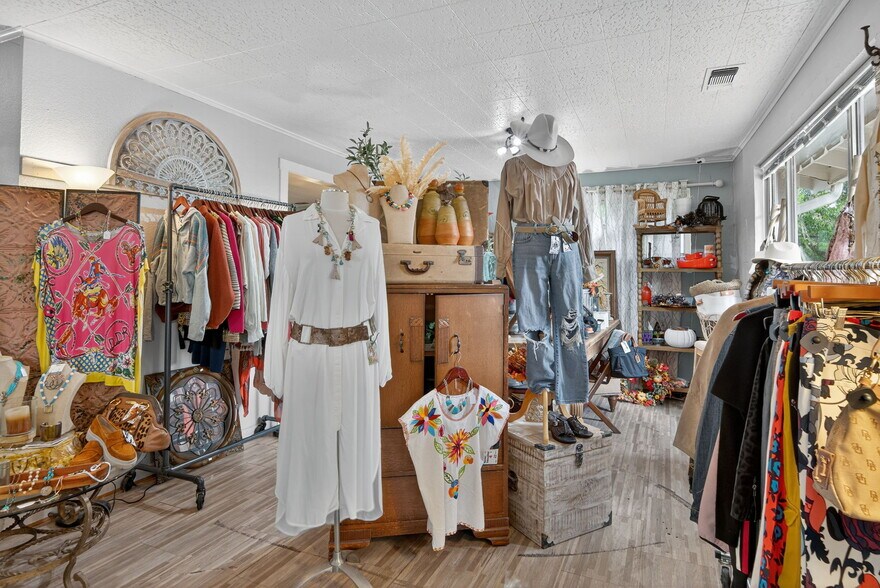 More Photos Of 930 N School St, Boerne Office For Sale