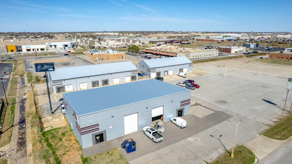 More Photos Of 4403-4411 SW 3rd St, Oklahoma City Showroom For Lease