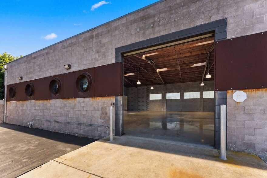 More Photos Of 1366 Hornblend St, San Diego Flex For Lease