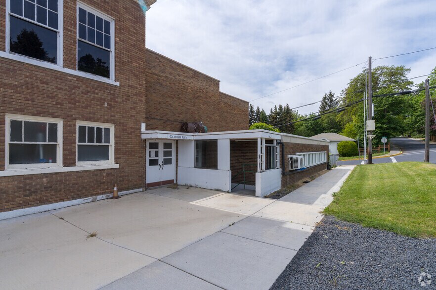More Photos Of 115 NW State St, Pullman Loft Creative Space For Sale