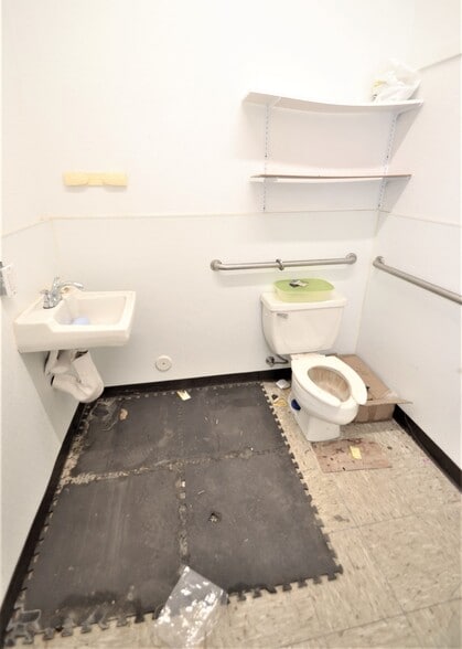 More Photos Of 325 Delaware Dr, Colorado Springs Warehouse For Lease