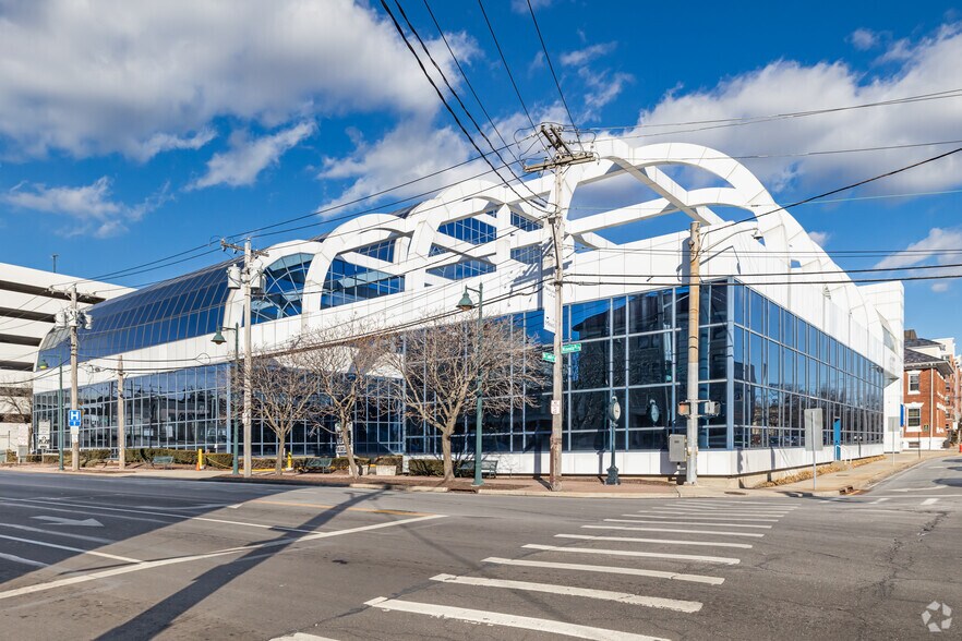 Primary Photo Of 200 Old Country Rd, Mineola Medical For Lease
