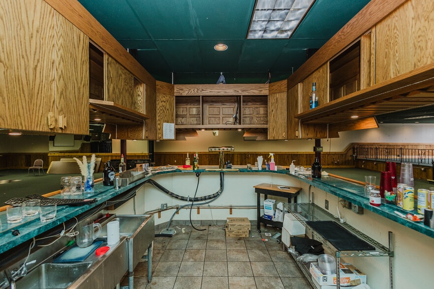 More Photos Of 830 N Kansas Ave, Topeka Bar For Sale
