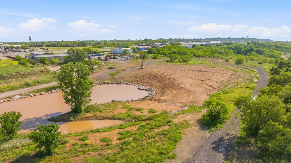 More Photos Of 3429 W Walker St, Breckenridge Warehouse For Sale