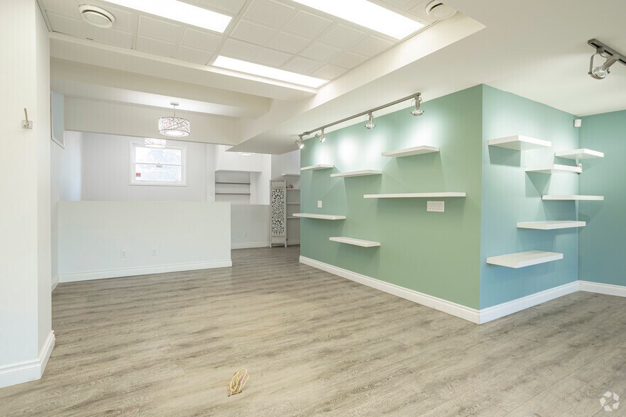 More Photos Of 1904 20th Ave NW, Calgary Storefront Retail Office For Lease