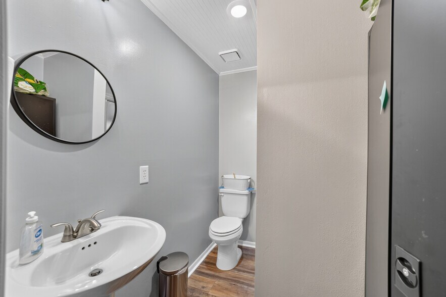 More Photos Of 108-110 W Grove St, Kaufman Office For Lease