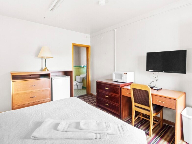 More Photos Of 905 W Spruce St, Rawlins Hotel For Sale