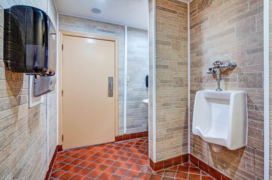 More Photos Of 1565 Marion-Waldo Rd, Marion General Retail For Sale