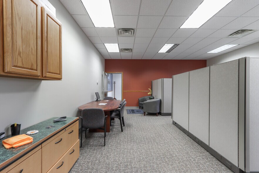 More Photos Of 10208 Park Plz, Rothschild Office For Lease