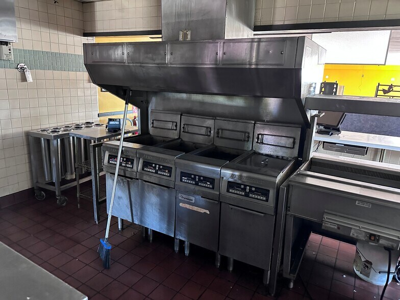 More Photos Of 379 S Lovekin Blvd, Blythe Fast Food For Lease
