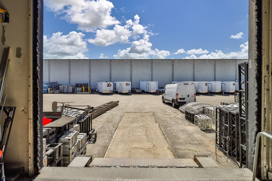 More Photos Of 12224 Montague St, Pacoima Distribution For Lease