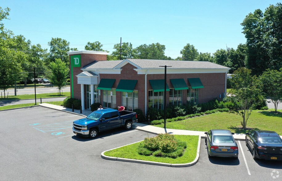 More Photos Of 460 Pulaski Rd, Greenlawn Bank For Lease
