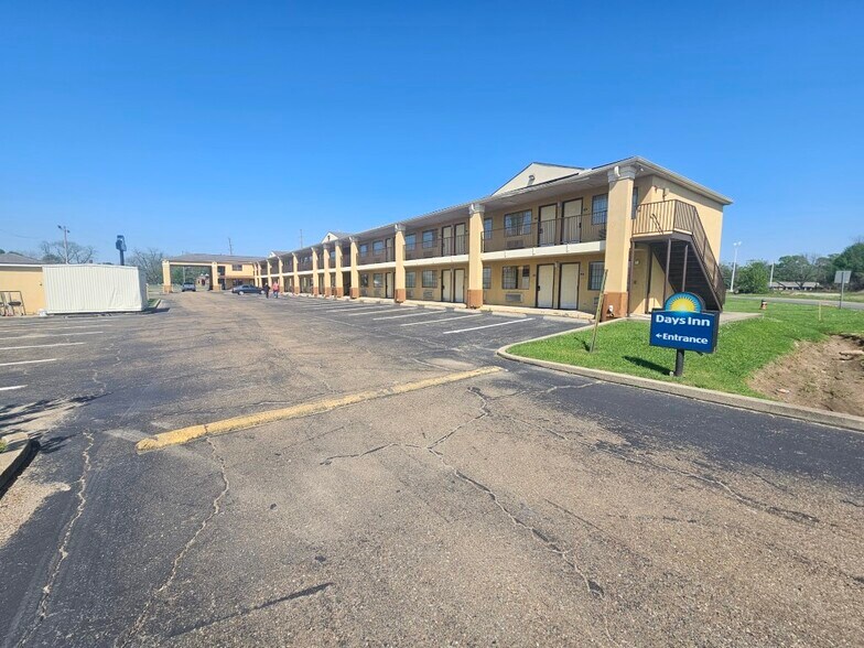 More Photos Of 143 Highway 65 S, Tallulah Hospitality For Sale