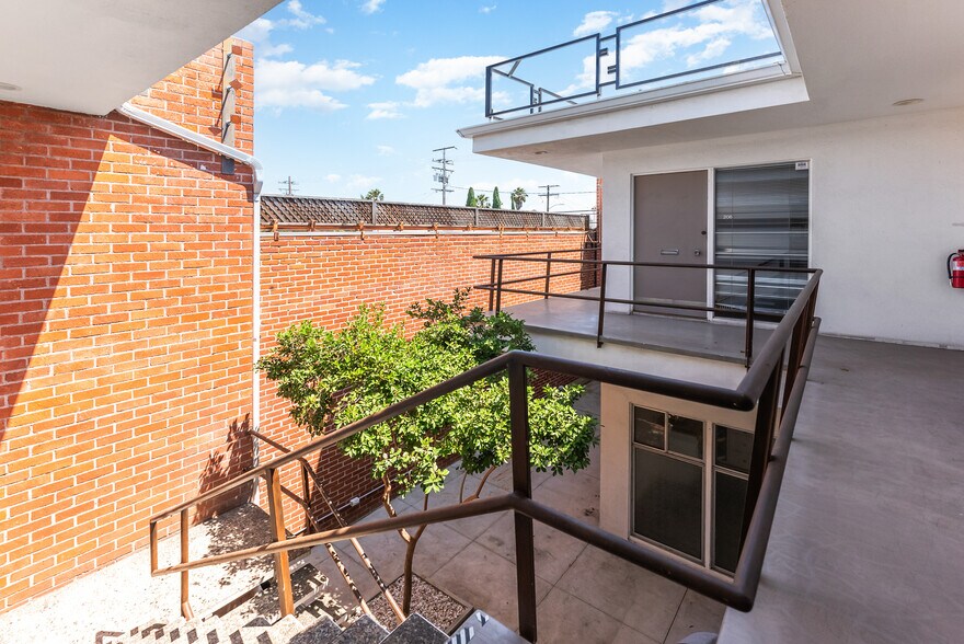 More Photos Of 9024 W Olympic Blvd, Beverly Hills Office For Lease