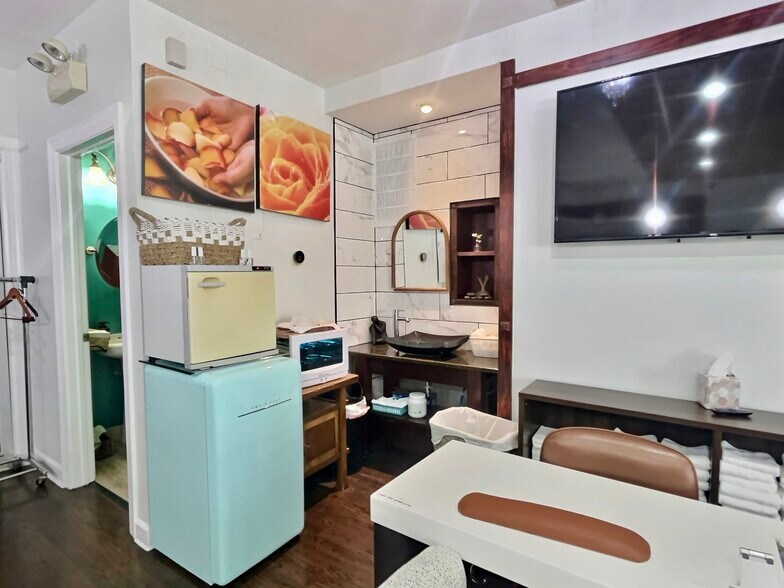 More Photos Of 1700-1702 W Belmont Ave, Chicago Storefront Retail Residential For Lease