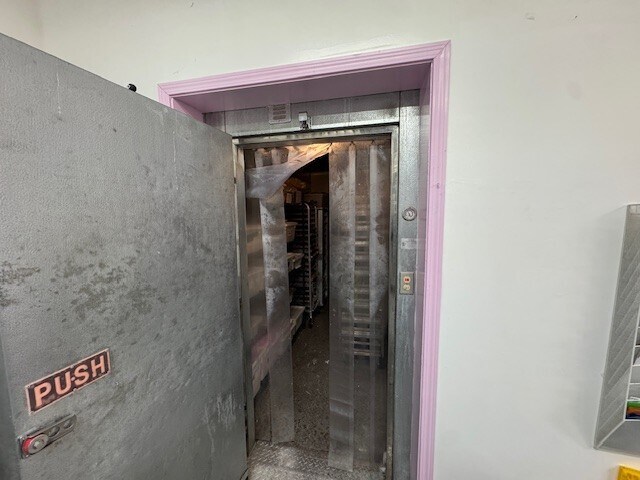 More Photos Of 4574-4578 W Adams Blvd, Los Angeles Restaurant For Sale