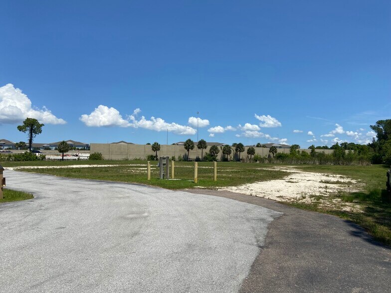 More Photos Of 1615 N 118th Ave, Saint Petersburg Flex For Lease