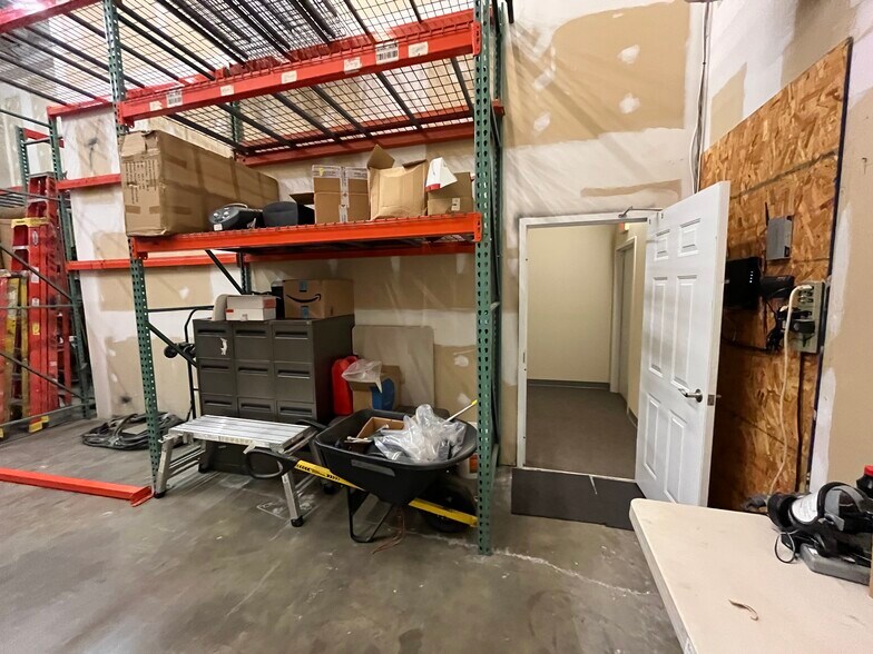 More Photos Of 8982-9050 Hornbaker Rd, Manassas Warehouse For Lease