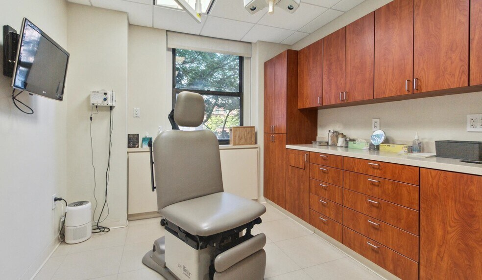 More Photos Of 115 E 61st St, New York Medical For Sale