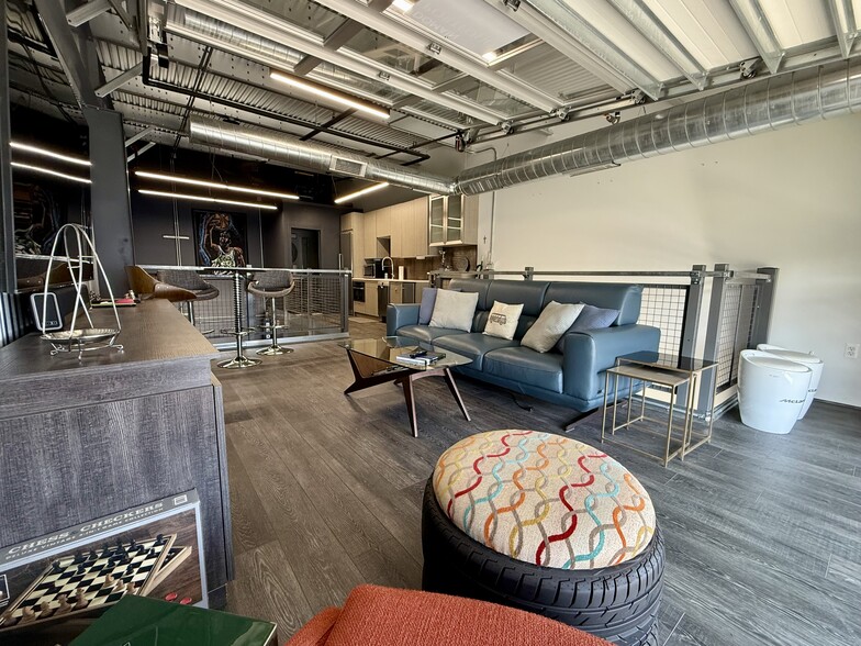 More Photos Of 48 Pit Ln, Pontiac Parking Garage For Sale