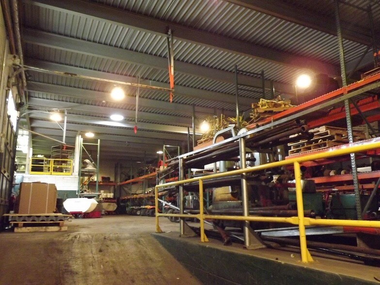 More Photos Of 2101 W Purdue St, Milwaukee Light Manufacturing For Lease