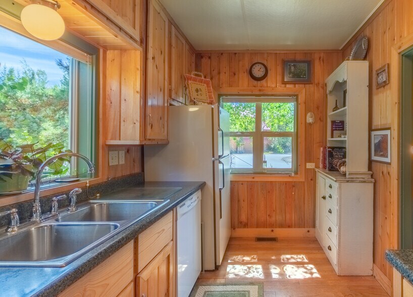 More Photos Of 717 Lake Ave, Grand Lake Specialty For Sale