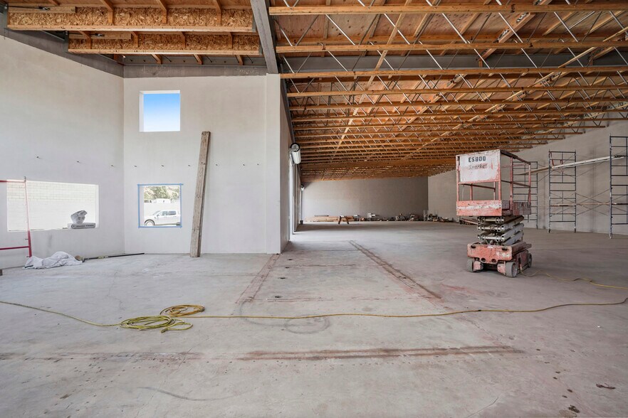 More Photos Of 10926 Randall St, Sun Valley Warehouse For Lease