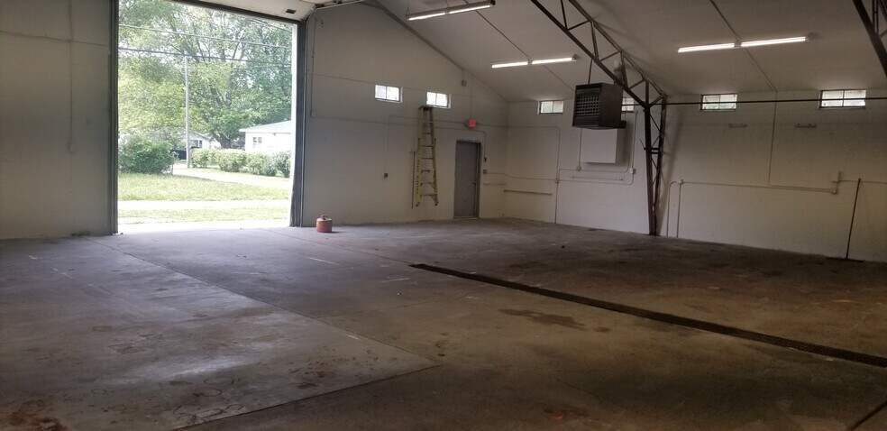More Photos Of 1257 E Broadway St, Bradley Industrial For Lease