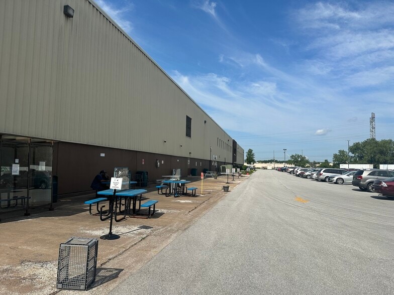 More Photos Of 16801 Exchange Ave, Lansing Manufacturing For Lease