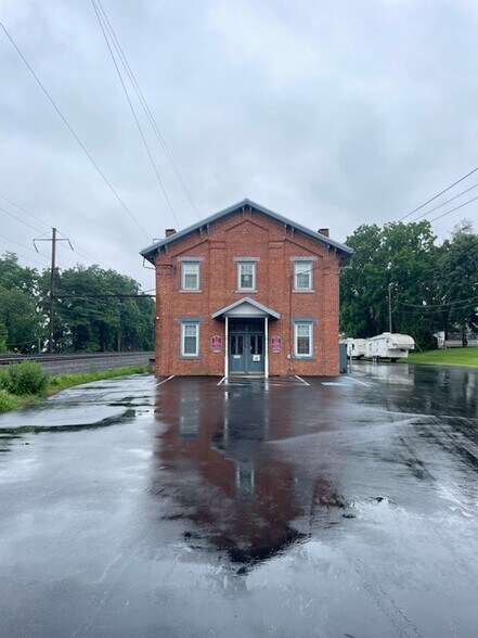 More Photos Of 249 Railroad Ave, Bird In Hand Self Storage For Lease