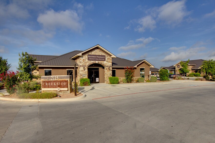 More Photos Of 2115 Stephens Pl, New Braunfels Medical For Lease