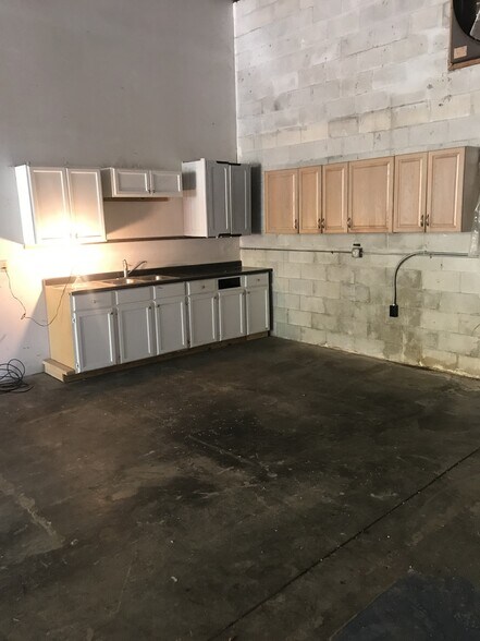 More Photos Of 831 Railroad St, Port Orange Warehouse For Lease