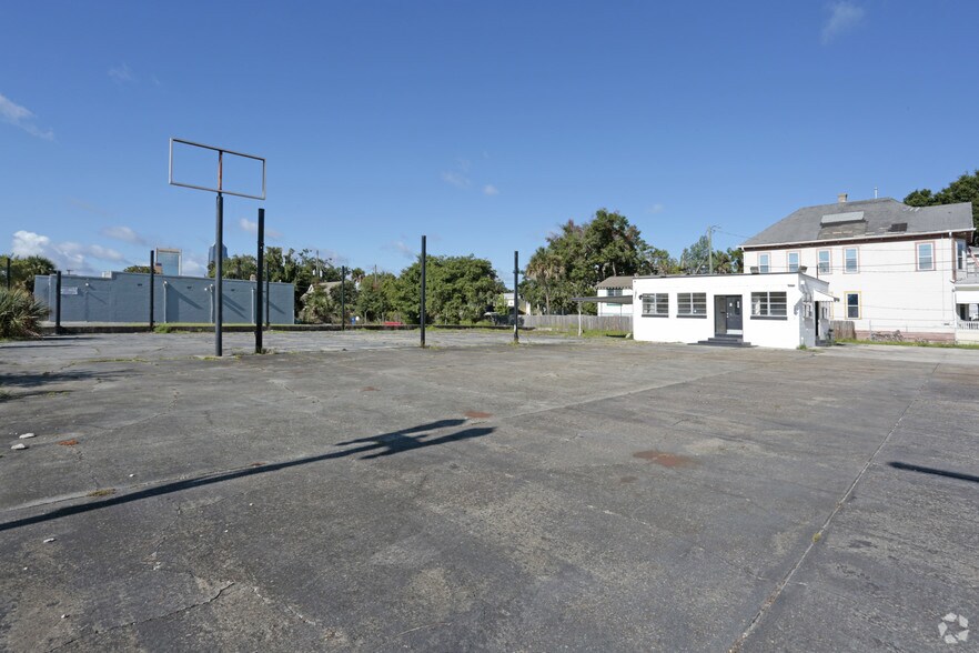 More Photos Of 1352 N Main St, Jacksonville Auto Dealership For Lease