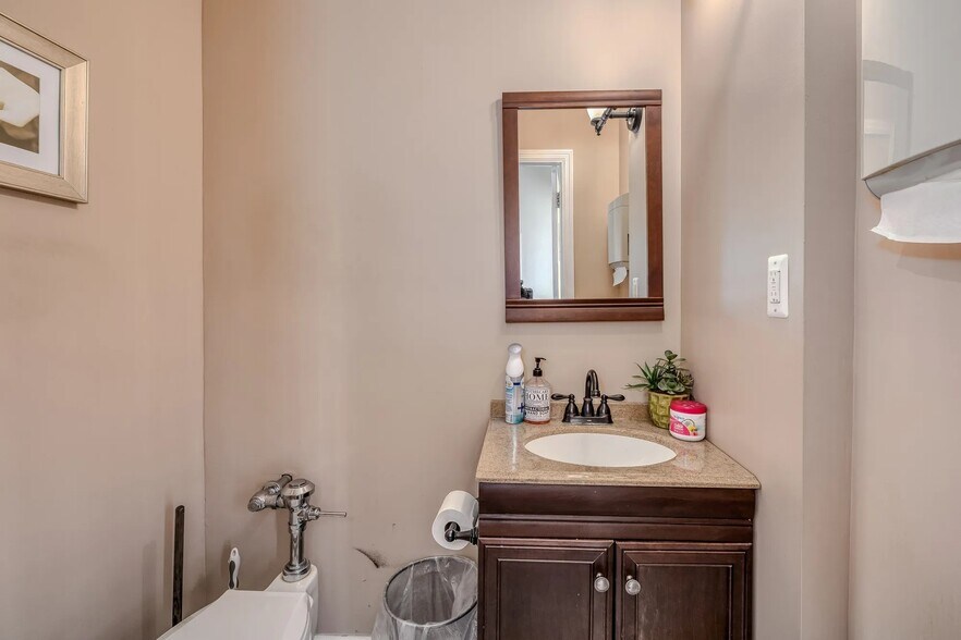 More Photos Of 1551 Kellum Pl, Mineola Office For Sale