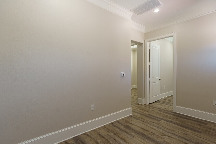 More Photos Of 19539 Champion Forest Dr, Spring Medical For Sale