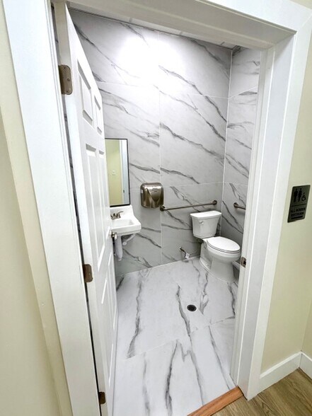 More Photos Of 2370 North Blvd W, Davenport Medical For Lease