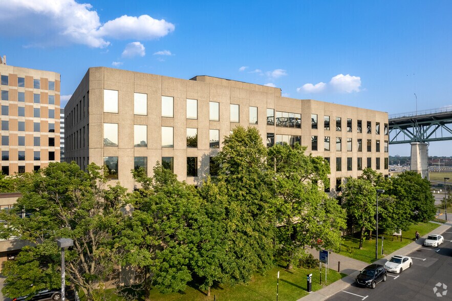 Primary Photo Of 25 Boul La Fayette, Longueuil Office Residential For Lease