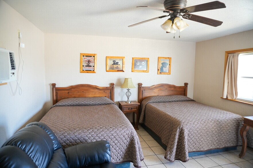 More Photos Of 1122 Douglas Ave, Beaver Hotel For Sale