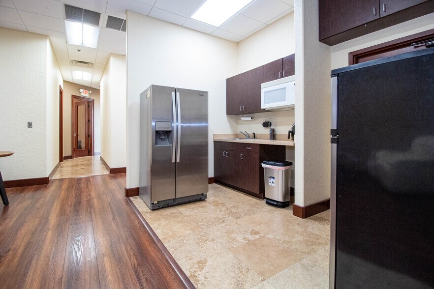 More Photos Of 8810 Commodity Cir, Orlando Showroom For Lease