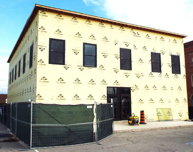 More Photos Of 124 Brock St N, Whitby Freestanding For Lease