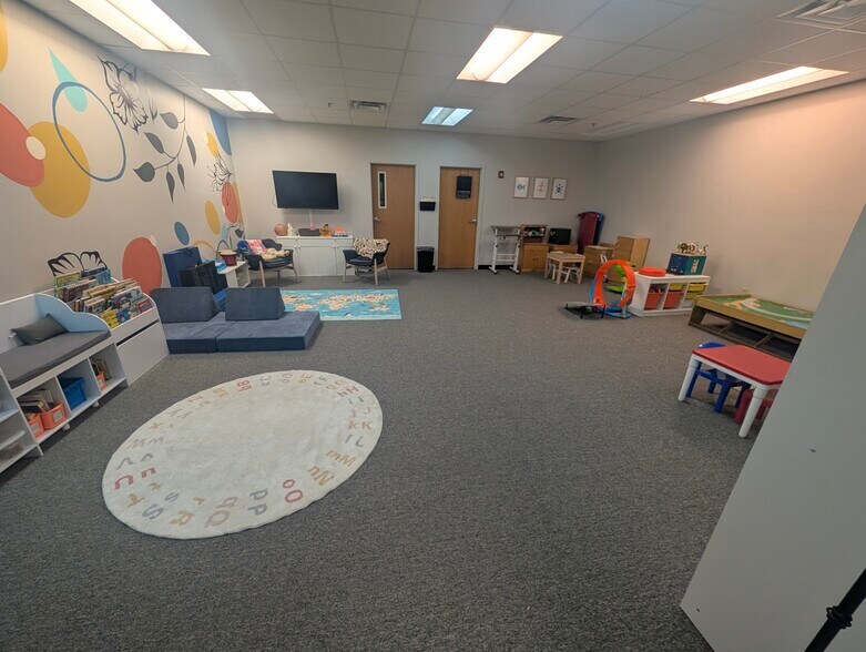 More Photos Of 5155 Pennwood Dr, Indianapolis Office For Sale