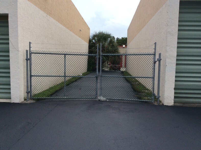 More Photos Of 5431 NW 15th St, Margate Service For Lease