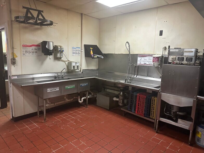 More Photos Of 1535-1537 Cass Lake Rd, Keego Harbor Freestanding For Lease