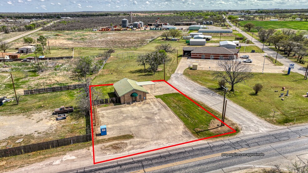 More Photos Of 107 Fannin St, Millsap Bank For Lease